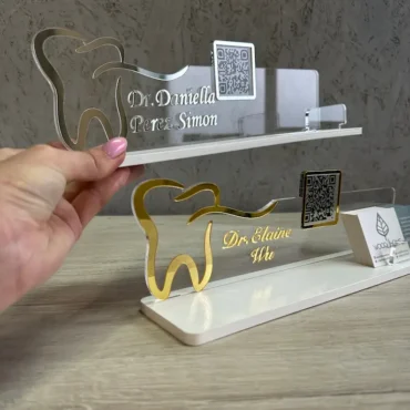 Support acrylique personnalisé pour noms de médecins