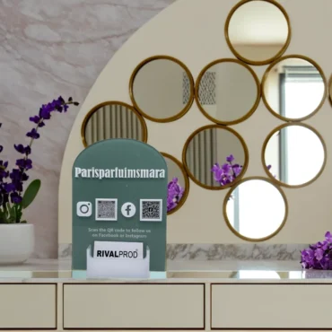 حامل رمز QR مخصص مع حامل بطاقات